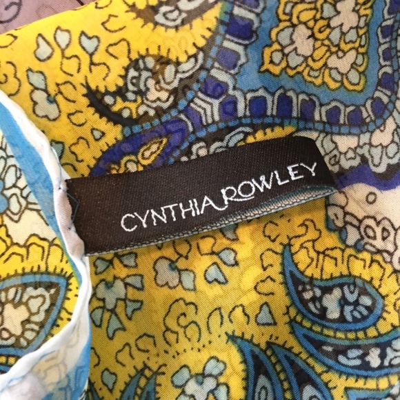✨ MAKE OFFER ✨
{CYNTHIA ROWLEY} SHEER PRINTED SCARF - Picture 2 of 6
